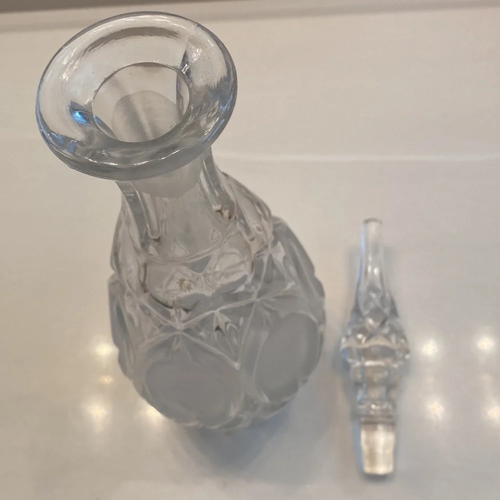 Gorgeous Crystal frosted wine decanter. 15‎ 1/2 in tall. Very heavy